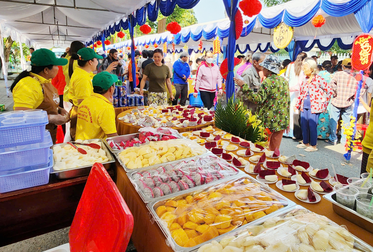 Người dân vùng biên An Giang đón Tết vui từ phiên chợ Xuân - 7