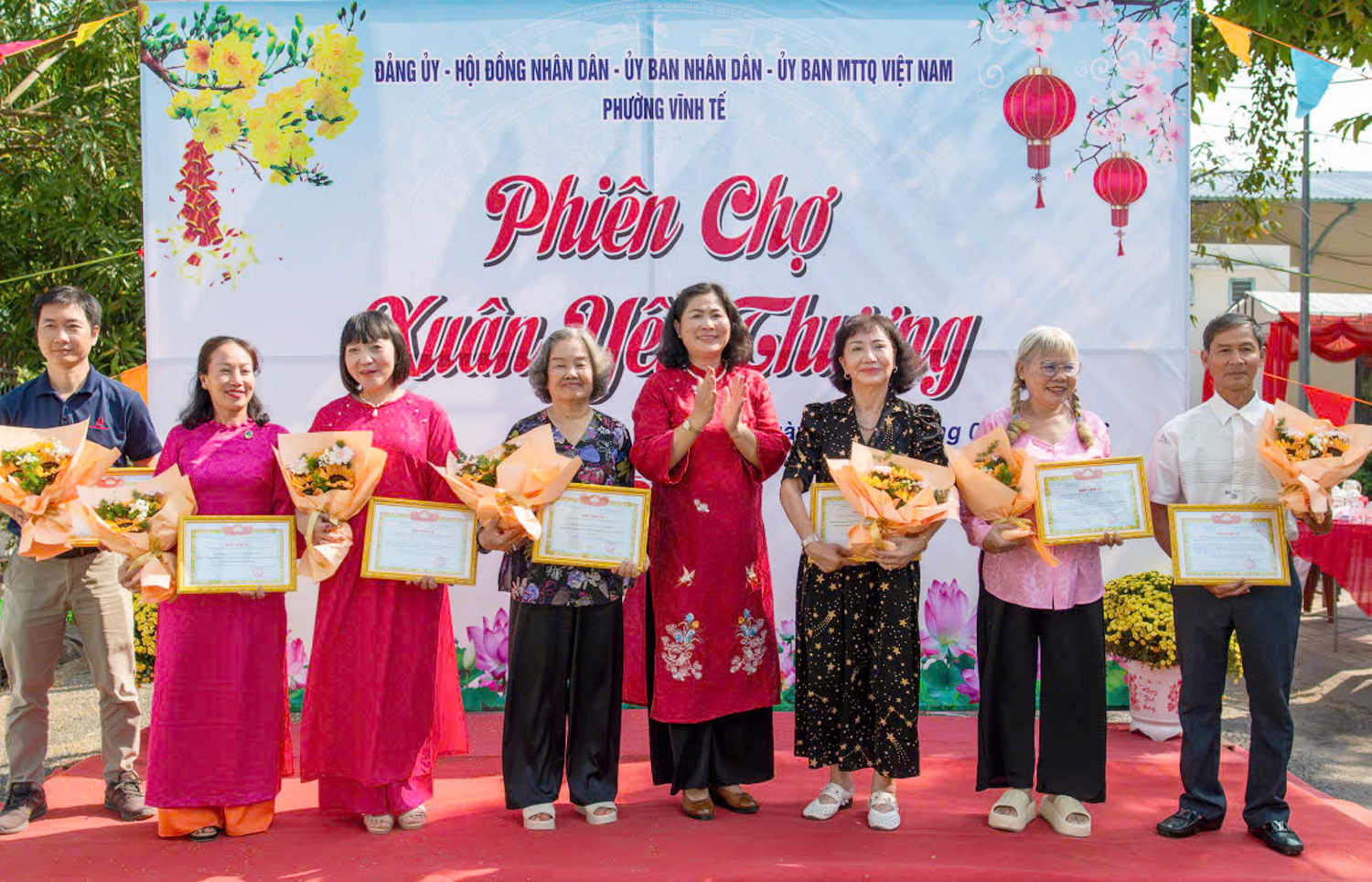 Người dân vùng biên An Giang đón Tết vui từ phiên chợ Xuân - 10