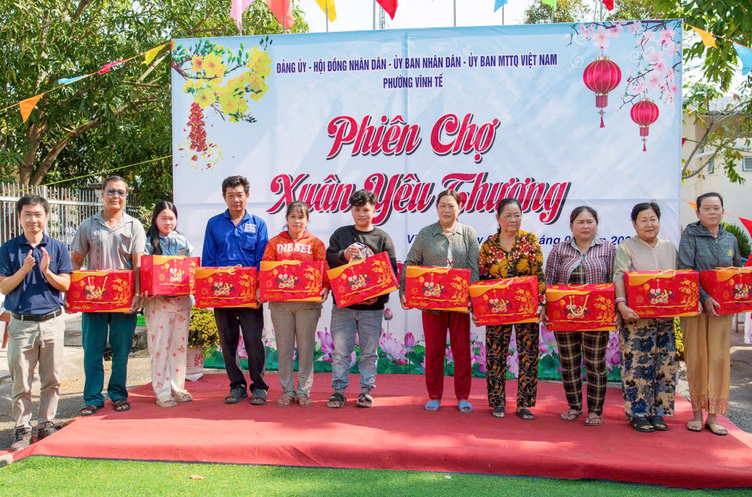 Người dân vùng biên An Giang đón Tết vui từ phiên chợ Xuân - 12