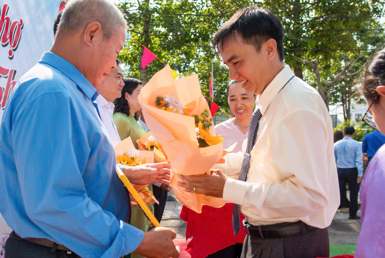 Người dân vùng biên An Giang đón Tết vui từ phiên chợ Xuân - 13