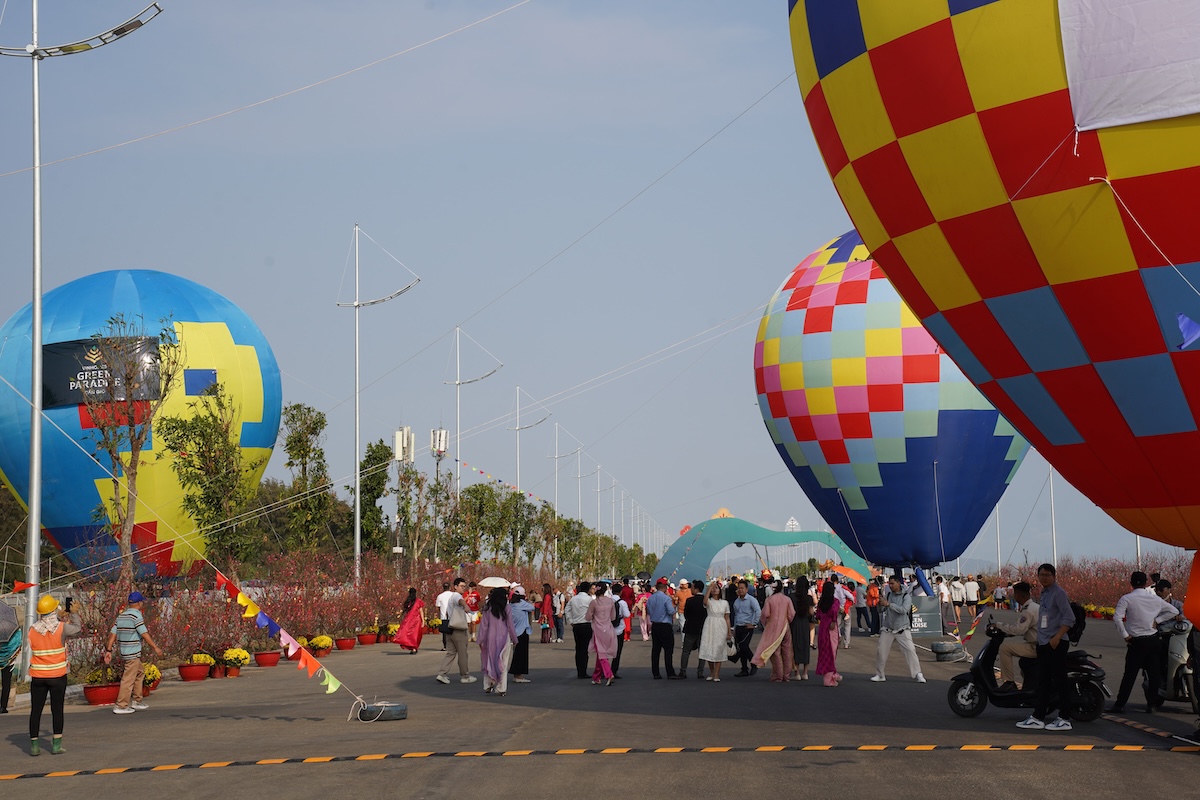 gioi tre do xo den can gio 'check - in' voi kinh khi cau, vuon hoa dao no hong ruc - 3