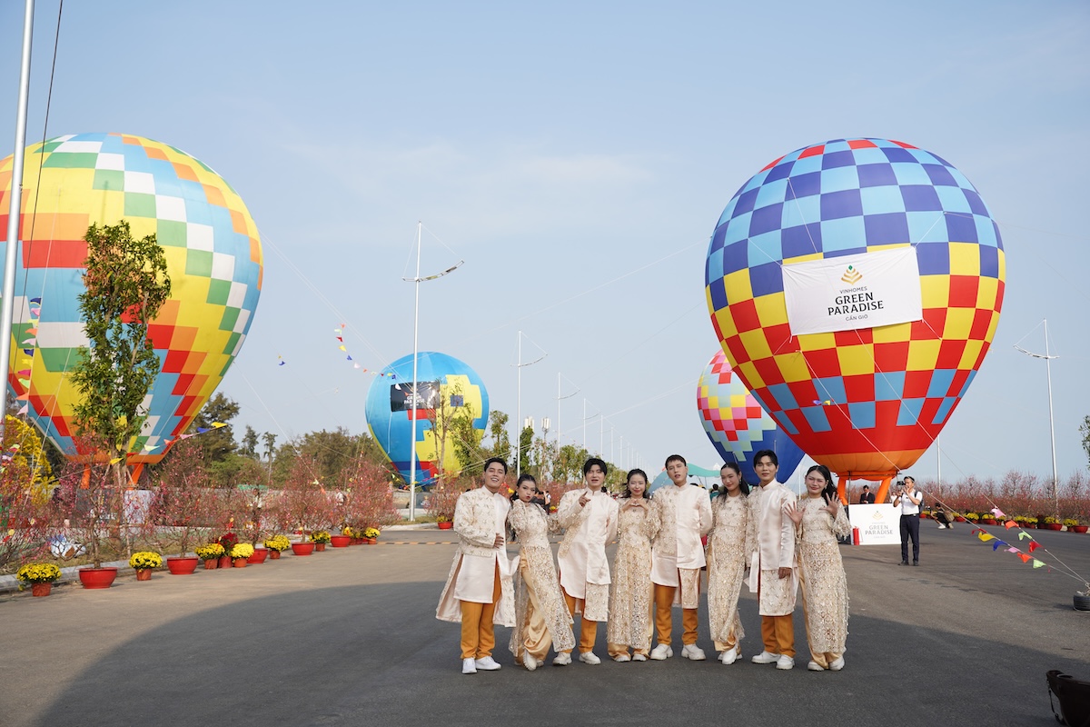 gioi tre do xo den can gio 'check - in' voi kinh khi cau, vuon hoa dao no hong ruc - 1