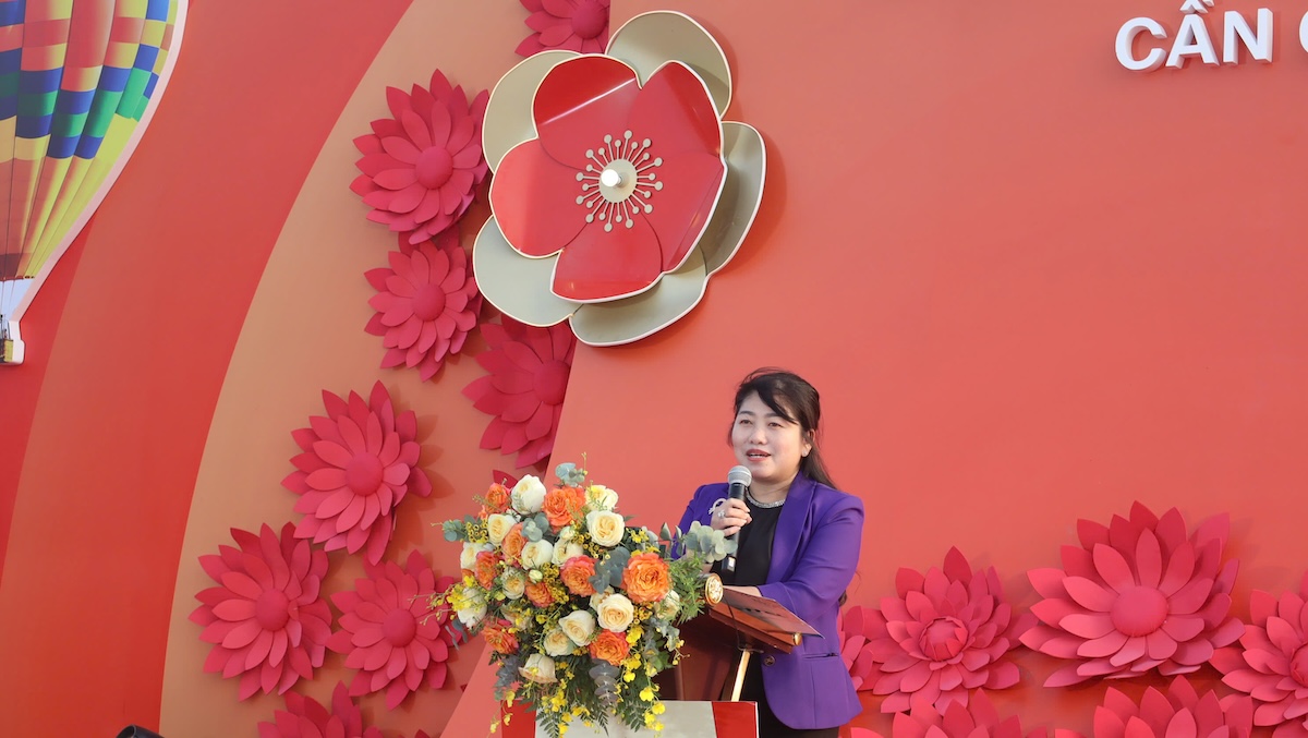 gioi tre do xo den can gio 'check - in' voi kinh khi cau, vuon hoa dao no hong ruc - 14