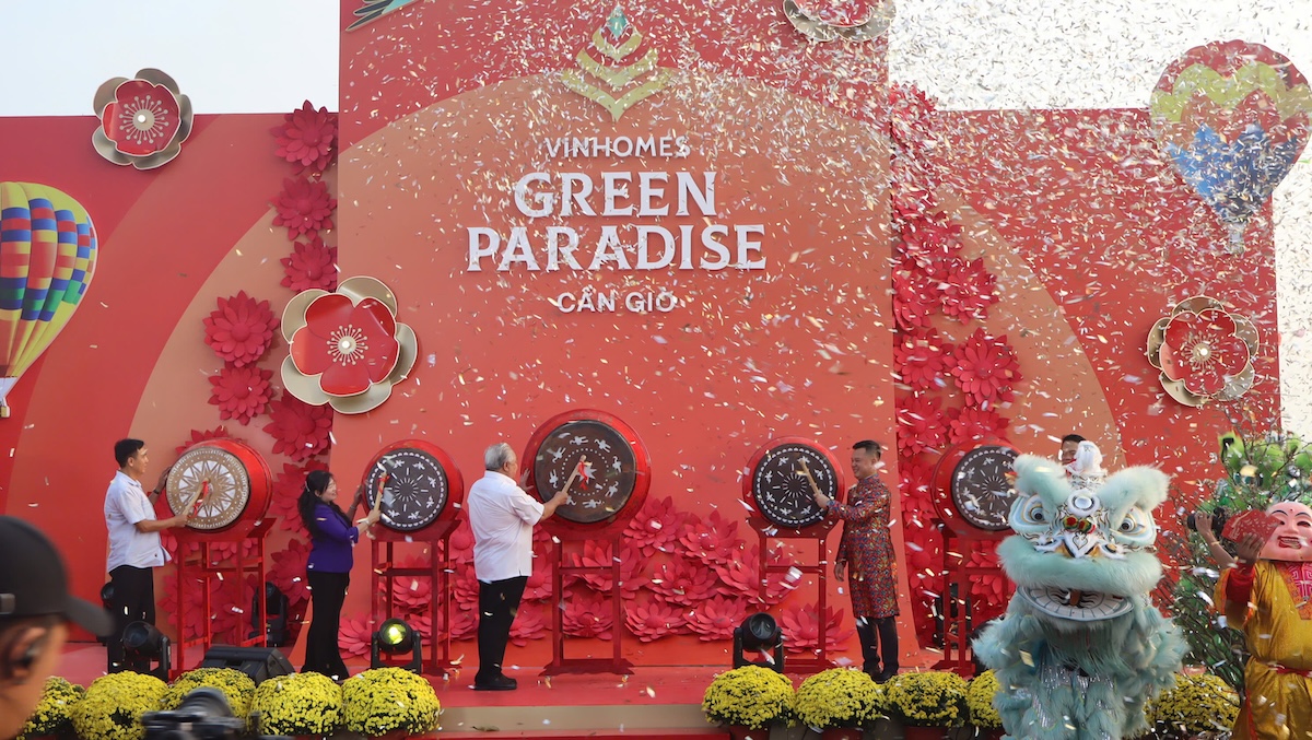 gioi tre do xo den can gio 'check - in' voi kinh khi cau, vuon hoa dao no hong ruc - 15