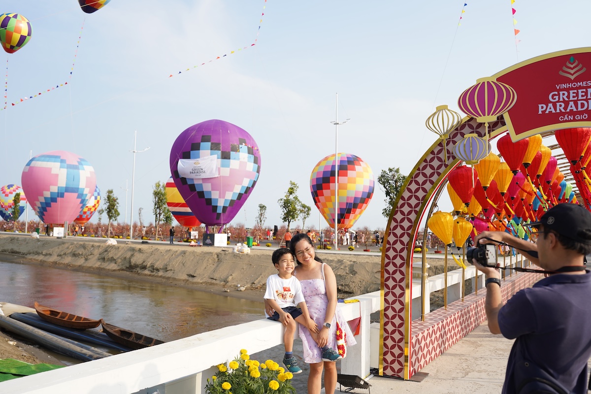 gioi tre do xo den can gio 'check - in' voi kinh khi cau, vuon hoa dao no hong ruc - 17