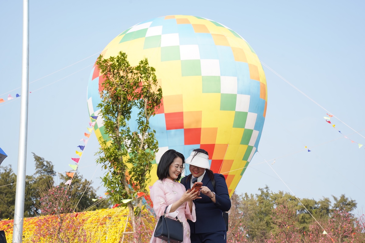 gioi tre do xo den can gio 'check - in' voi kinh khi cau, vuon hoa dao no hong ruc - 4