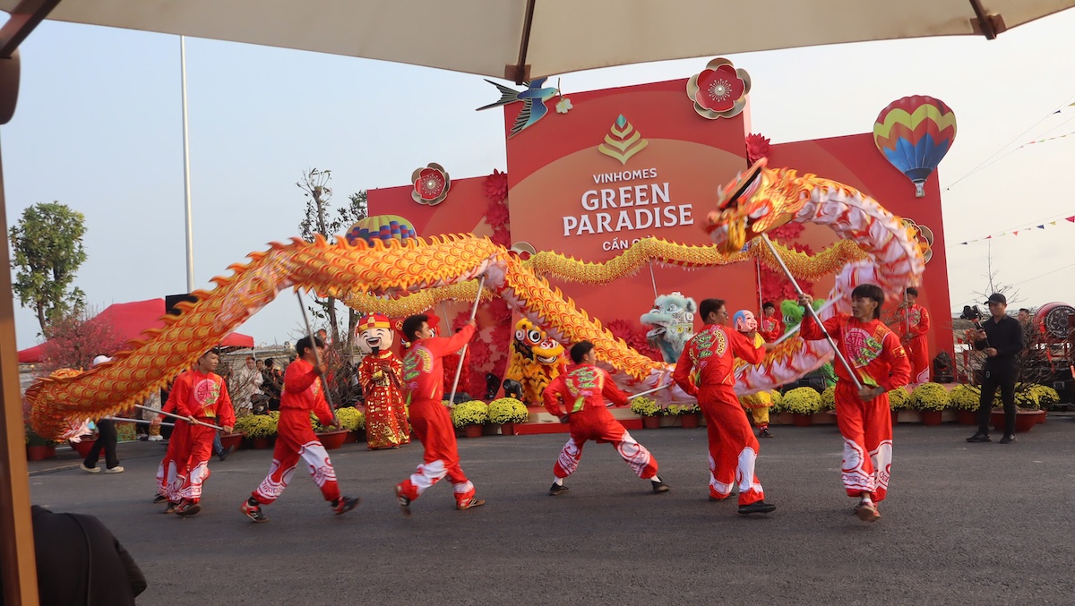 gioi tre do xo den can gio 'check - in' voi kinh khi cau, vuon hoa dao no hong ruc - 16