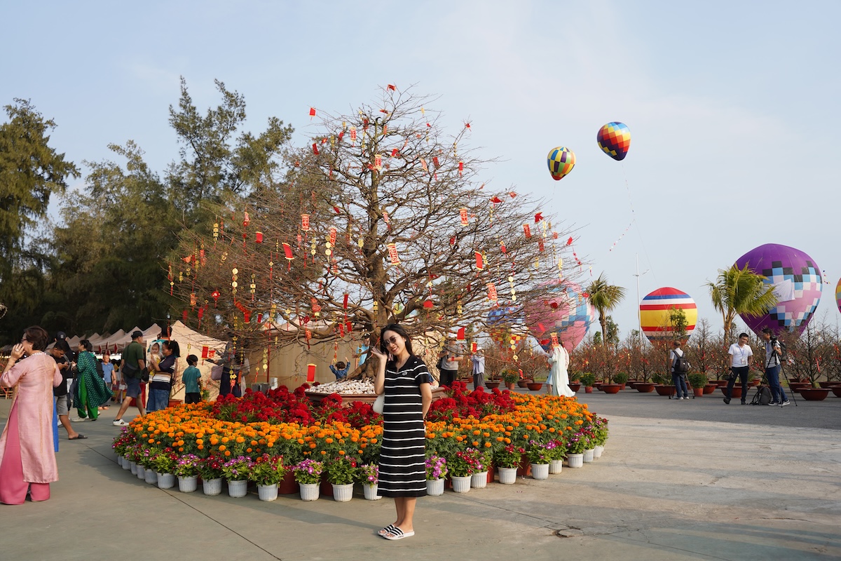 gioi tre do xo den can gio 'check - in' voi kinh khi cau, vuon hoa dao no hong ruc - 12