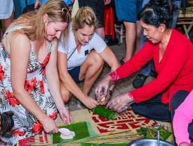  - Qua cồn ăn Tết, khách Tây hào hứng trải nghiệm văn hóa miệt vườn sông nước