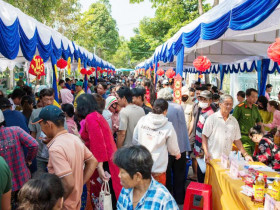  - Người dân vùng biên An Giang đón Tết vui từ phiên chợ Xuân