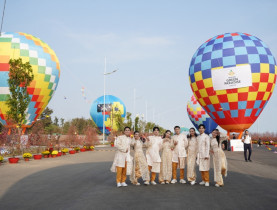  - Giới trẻ đổ xô đến Cần Giờ 'check - in' với kinh khí cầu, vườn hoa đào nở hồng rực