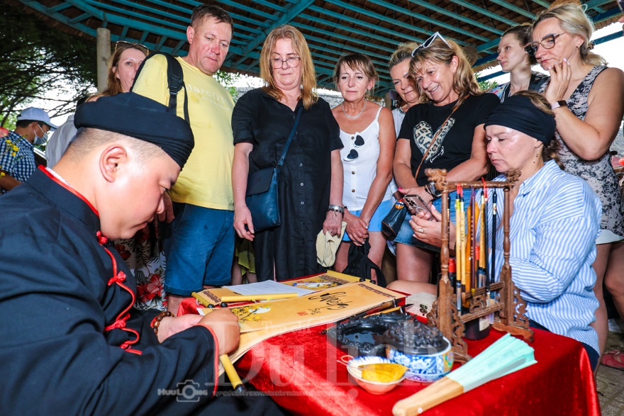 Qua cồn ăn Tết, khách Tây hào hứng trải nghiệm văn hóa miệt vườn sông nước - 6