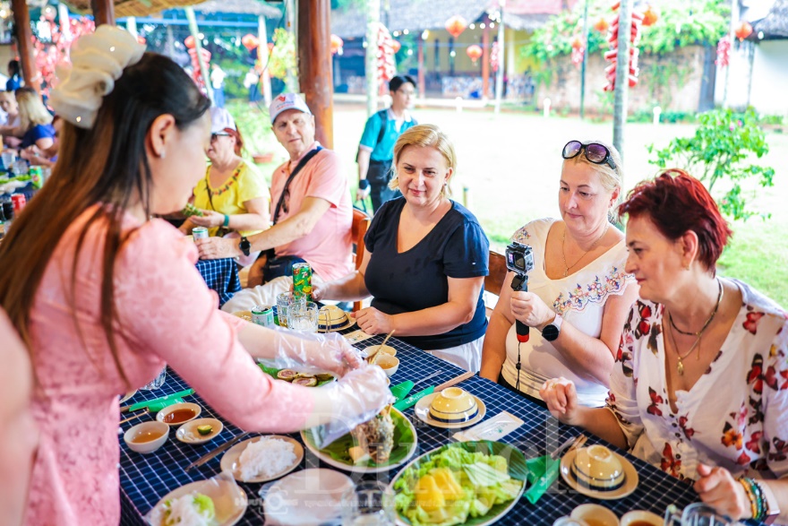 Qua cồn ăn Tết, khách Tây hào hứng trải nghiệm văn hóa miệt vườn sông nước - 11