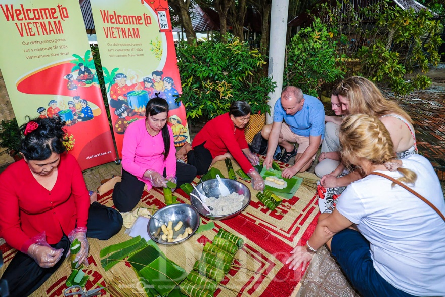 Qua cồn ăn Tết, khách Tây hào hứng trải nghiệm văn hóa miệt vườn sông nước - 2