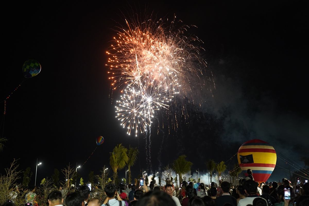 TP.HCM ‘nổ’ pháo hoa mừng Tết 2026 sớm nhất cả nước - 2