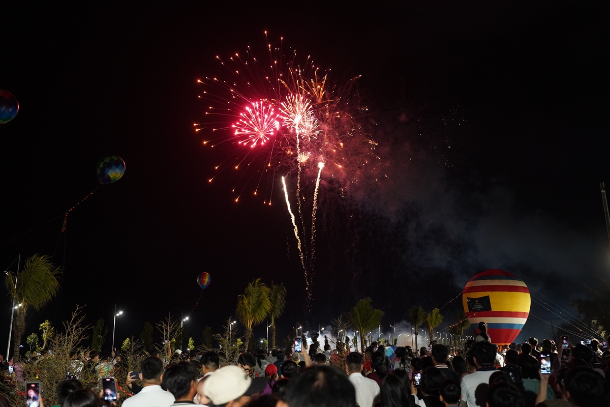 TP.HCM ‘nổ’ pháo hoa mừng Tết 2026 sớm nhất cả nước - 1