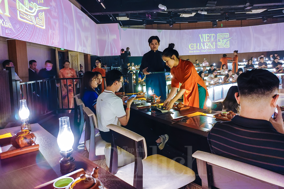 Khám phá bản sắc Việt qua ngôn ngữ nghệ thuật đương đại giữa lòng TP - 10