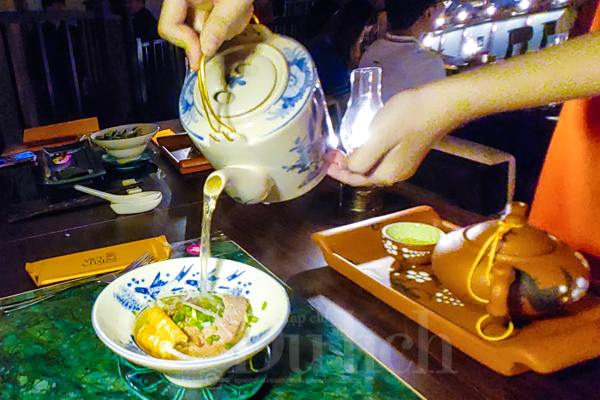 Khám phá bản sắc Việt qua ngôn ngữ nghệ thuật đương đại giữa lòng TP - 12