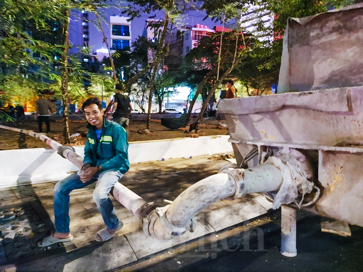 Xuyên đêm trên những khu đất vàng để kịp mở cửa công viên, vườn hoa đón Tết - 11