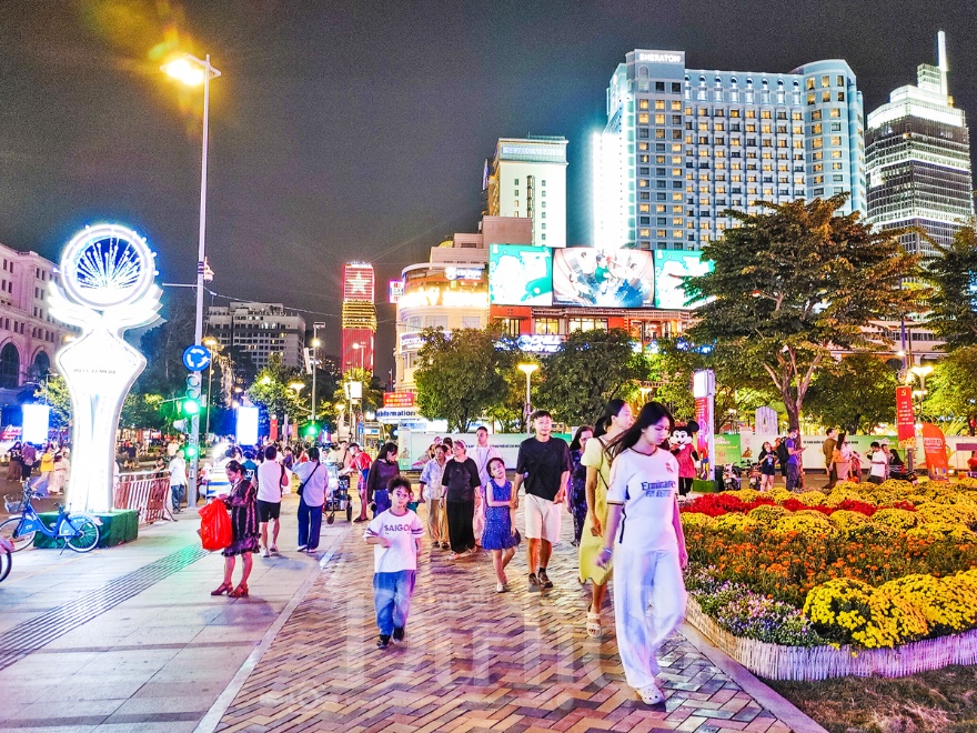 Xuyên đêm trên những khu đất vàng để kịp mở cửa công viên, vườn hoa đón Tết - 3