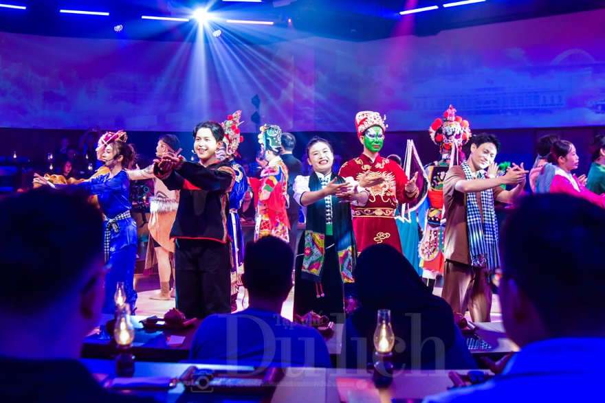 Khám phá bản sắc Việt qua ngôn ngữ nghệ thuật đương đại giữa lòng TP - 1