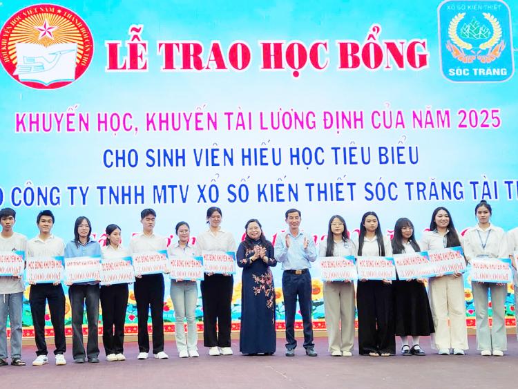 Công ty Xổ số Kiến thiết Sóc Trăng tài trợ 278 suất học bổng Lương Định Của