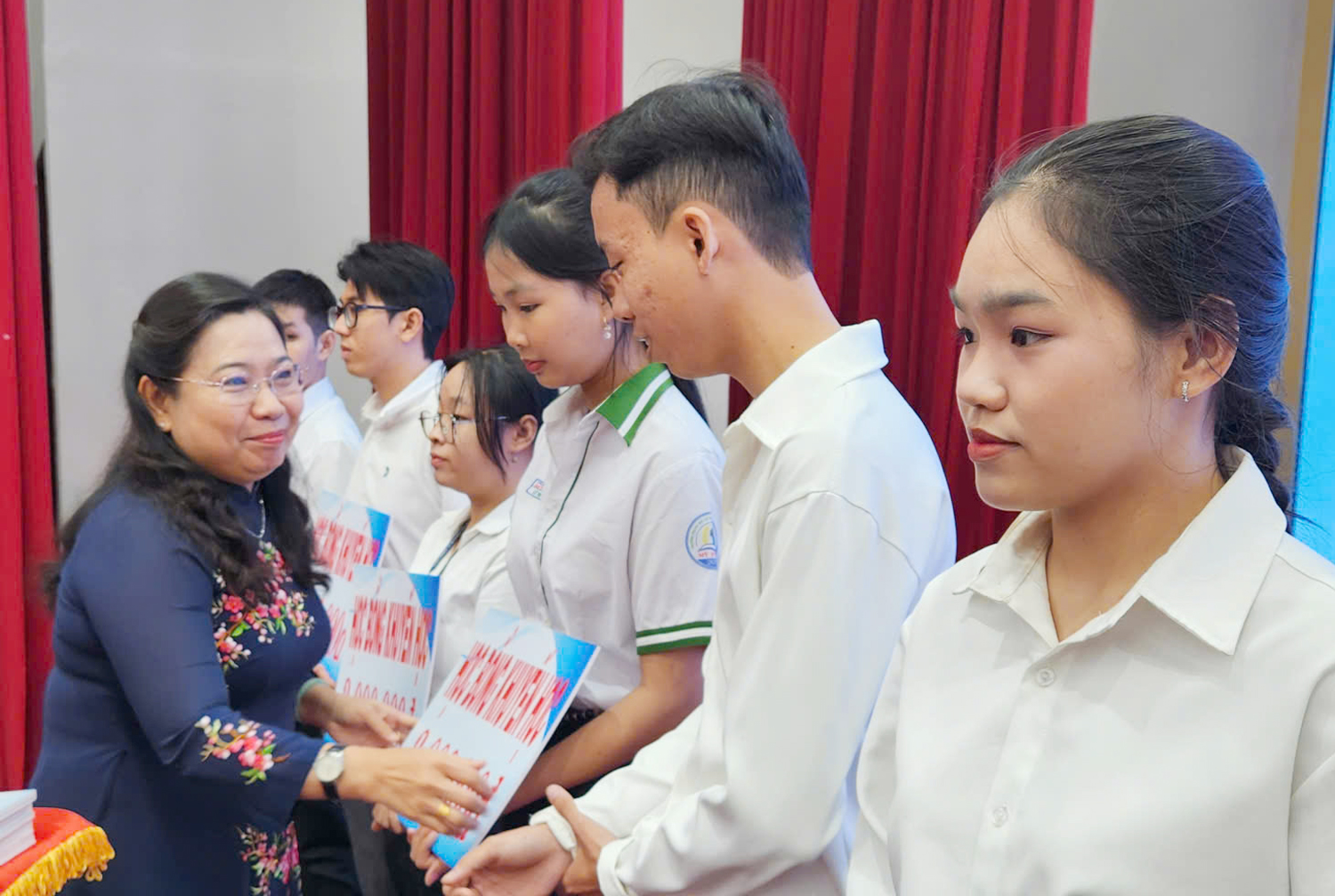 Công ty Xổ số Kiến thiết Sóc Trăng tài trợ 278 suất học bổng Lương Định Của - 3