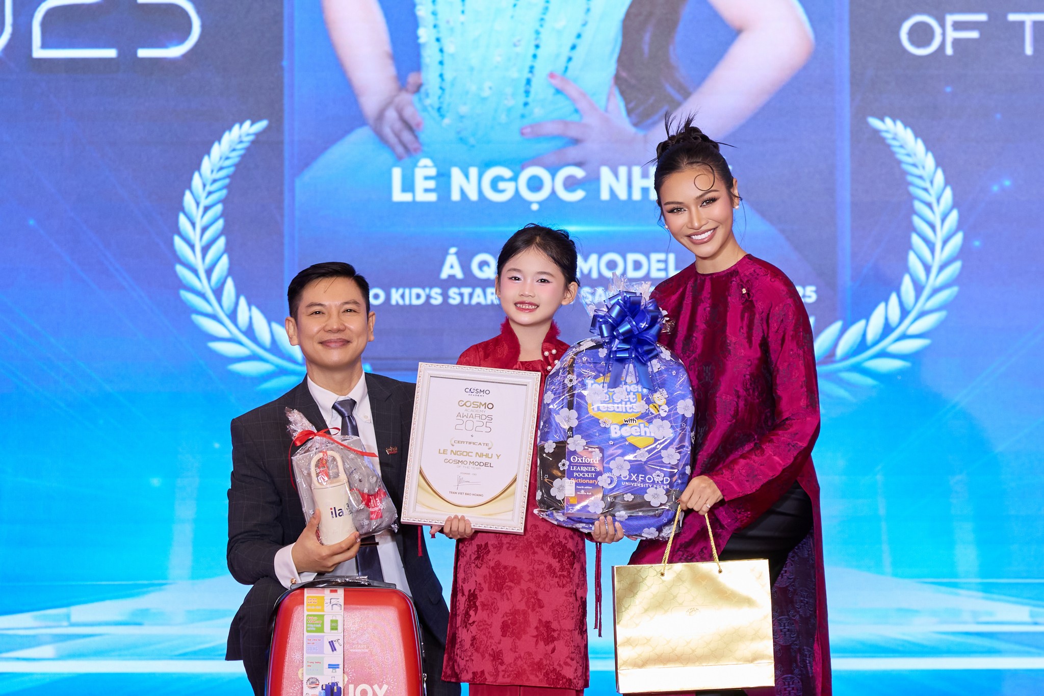 Mook Karnruethai Tassabut, Phương Linh, Cẩm Ly rạng rỡ trong tà áo dài, khoe nhan sắc nổi bật - 5