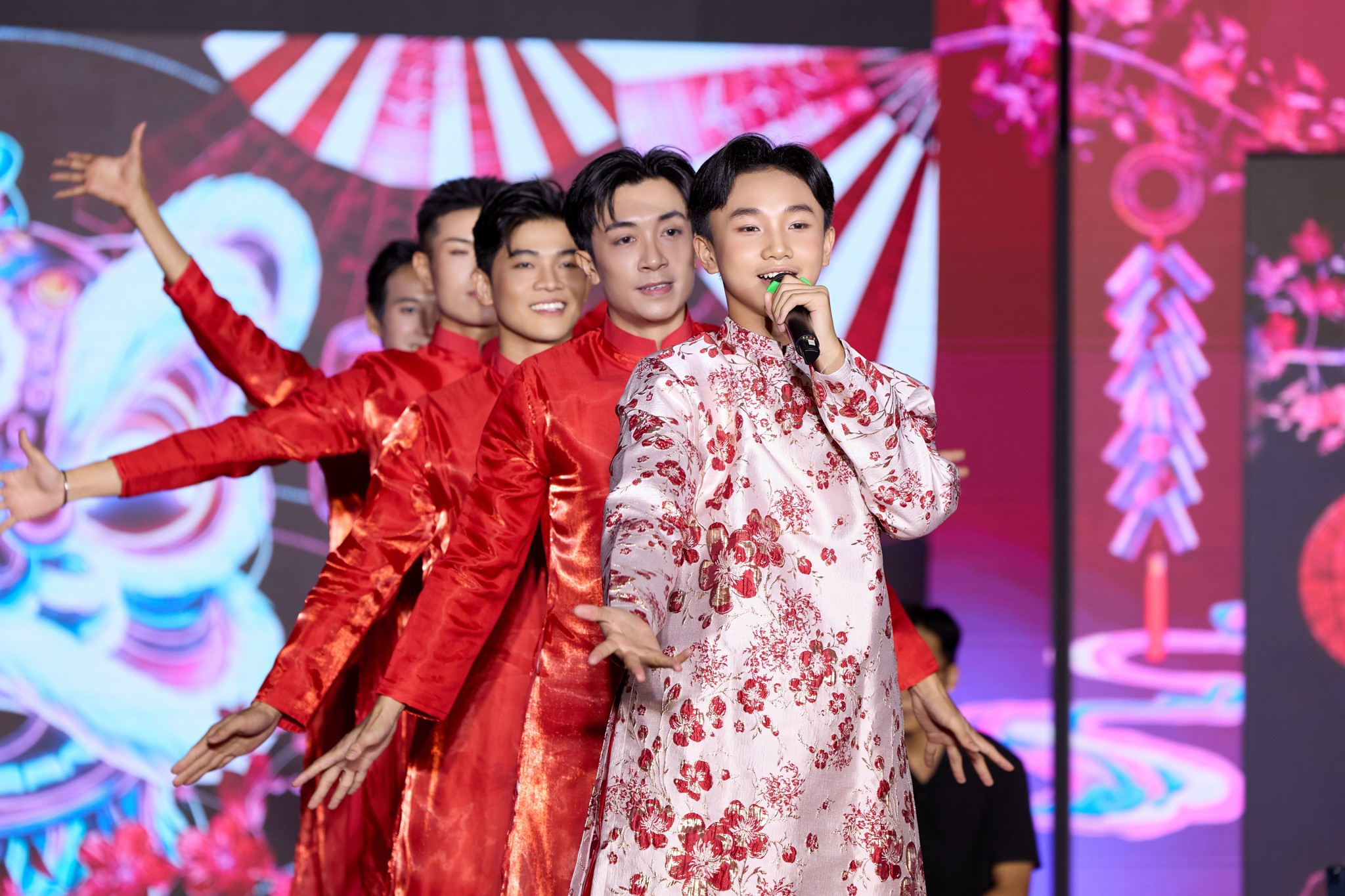 Mook Karnruethai Tassabut, Phương Linh, Cẩm Ly rạng rỡ trong tà áo dài, khoe nhan sắc nổi bật - 4