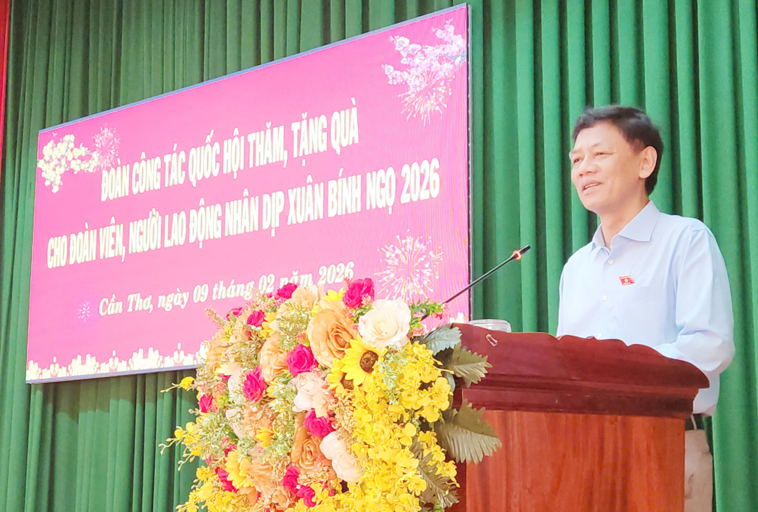 Chủ tịch Hội đồng Dân tộc Quốc hội trao quà cho người lao động TP Cần Thơ - 1