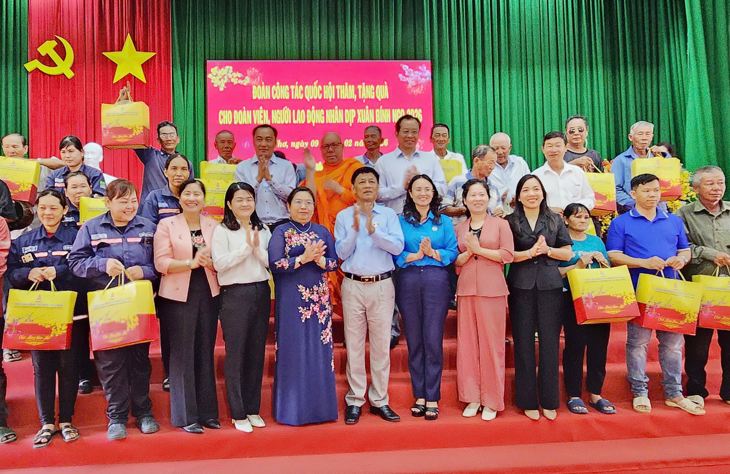 Chủ tịch Hội đồng Dân tộc Quốc hội trao quà cho người lao động TP Cần Thơ - 3