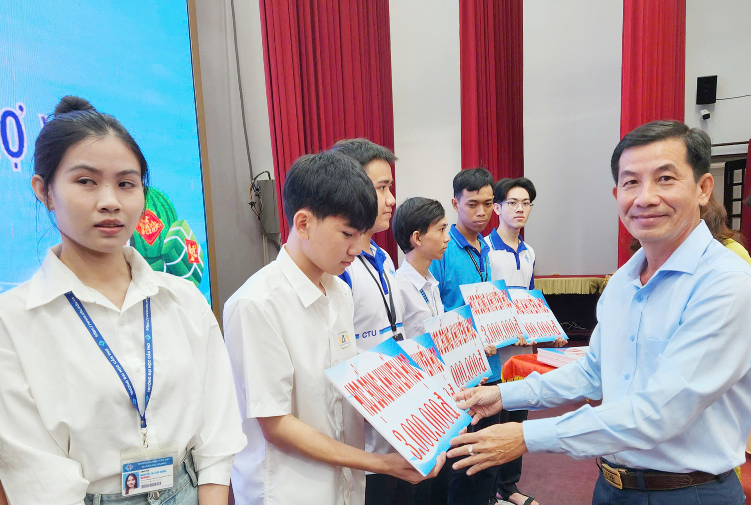 Công ty Xổ số kiến thiết Sóc Trăng tặng gần 8.000 phần quà Tết cho gia đình khó khăn - 3