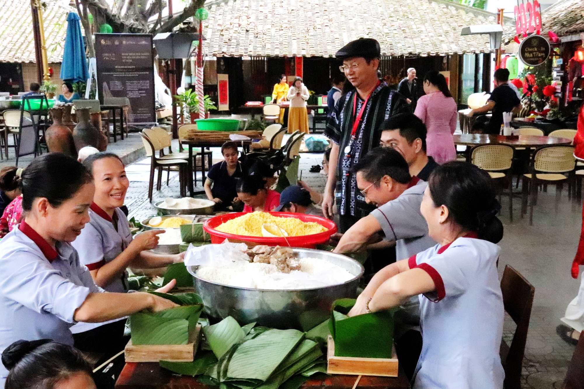 2.000 chiếc bánh chưng xanh, 'mang Tết về nhà' - 1
