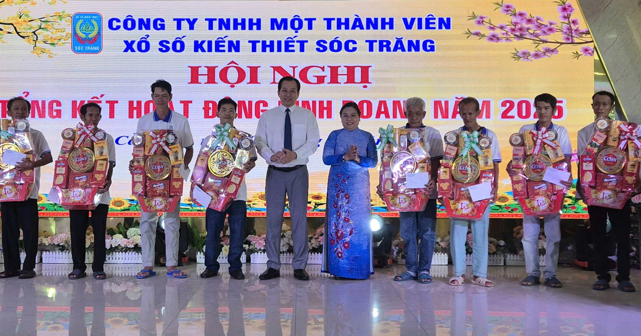 Công ty Xổ số kiến thiết Sóc Trăng tặng gần 8.000 phần quà Tết cho gia đình khó khăn - 2