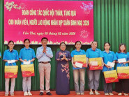 Chủ tịch Hội đồng Dân tộc Quốc hội trao quà cho người lao động TP Cần Thơ