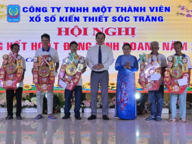  - Công ty Xổ số kiến thiết Sóc Trăng tặng gần 8.000 phần quà Tết cho gia đình khó khăn