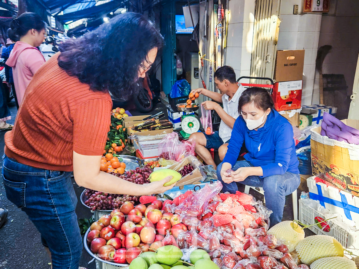 Hành trình ‘về chầu Ngọc Hoàng’ của Thần bếp: Chợ truyền thống trầm lắng, người dân ‘thắt lưng buộc bụng’ - 7