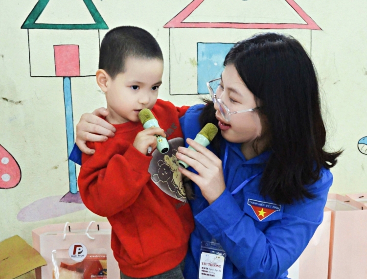 Sinh viên ĐH Hồng Đức mang xuân ấm áp đến trẻ mồ côi chùa Hồi Long