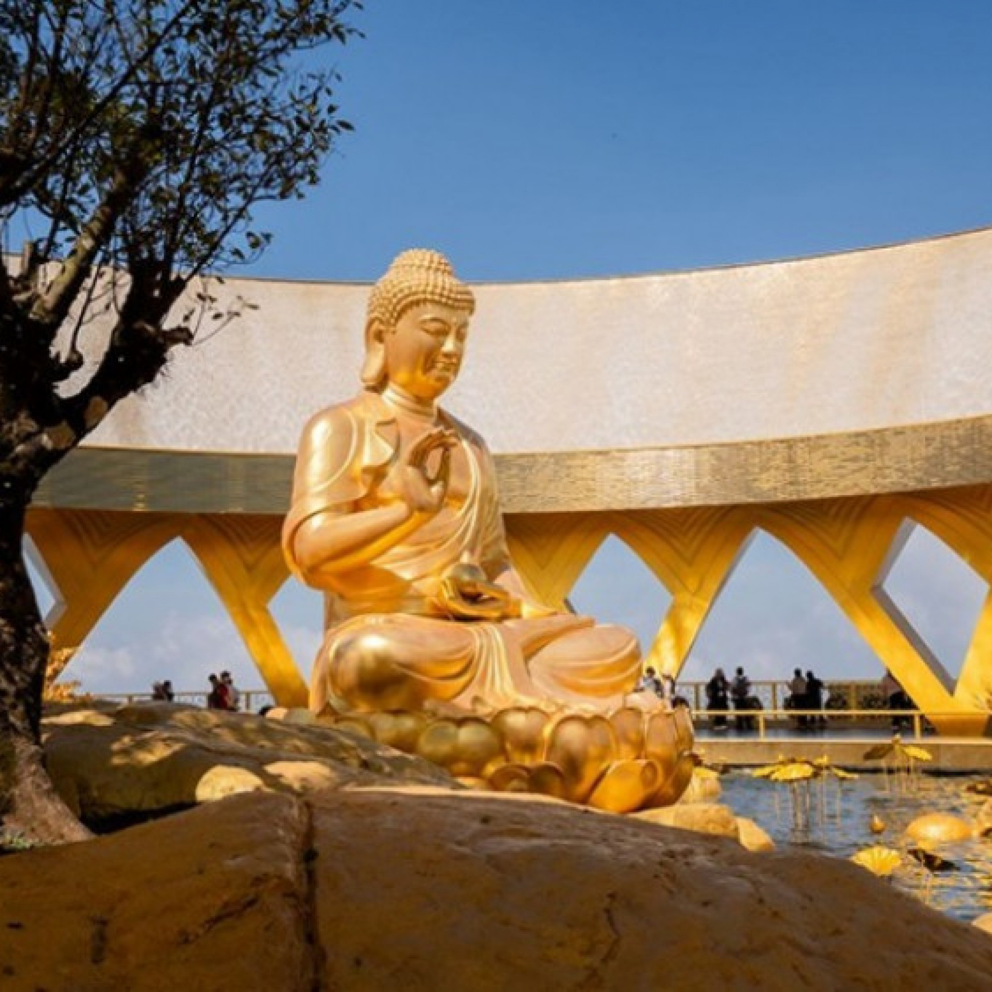 Tượng Phật Câu Na Hàm Mâu Ni trên núi Bà Đen được chế tác đặc biệt như nào?