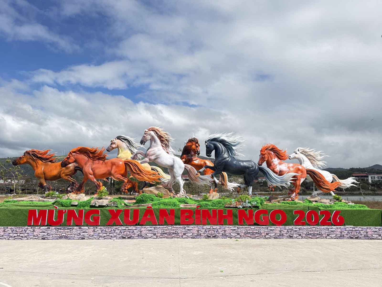 Diện mạo muôn màu của linh vật Bính Ngọ dọc miền đất nước - 1