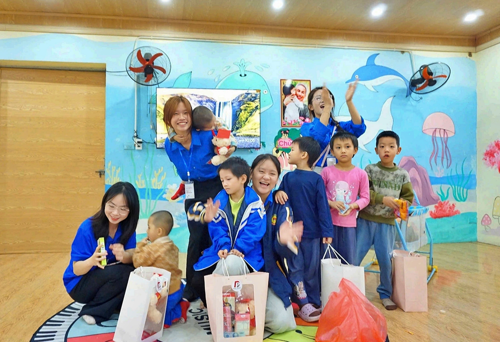 Sinh viên ĐH Hồng Đức mang xuân ấm áp đến trẻ mồ côi chùa Hồi Long - 1