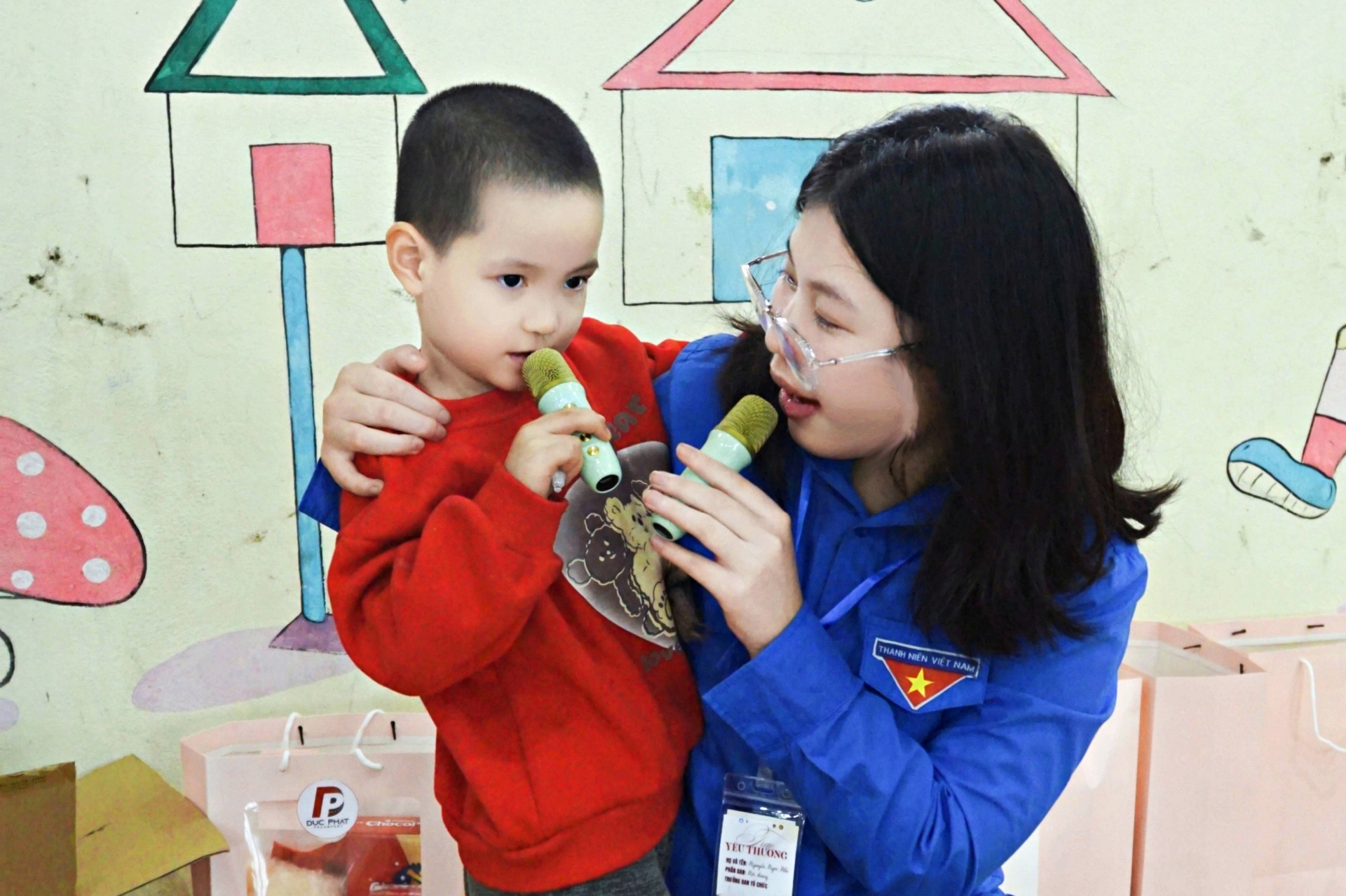 Sinh viên ĐH Hồng Đức mang xuân ấm áp đến trẻ mồ côi chùa Hồi Long - 3