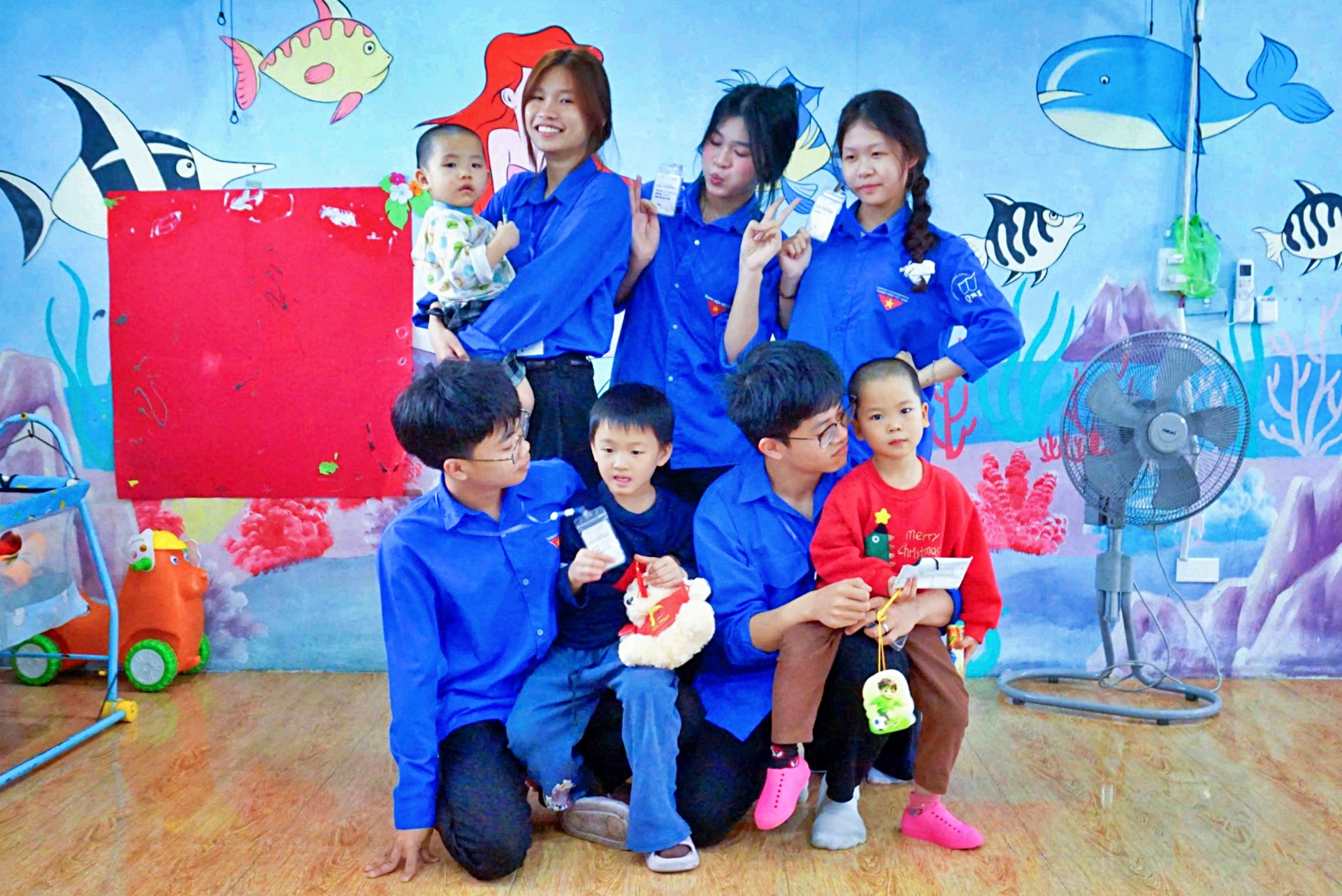 Sinh viên ĐH Hồng Đức mang xuân ấm áp đến trẻ mồ côi chùa Hồi Long - 5