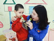 Sinh viên ĐH Hồng Đức mang xuân ấm áp đến trẻ mồ côi chùa Hồi Long