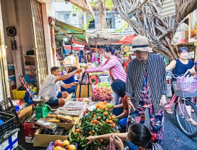 Mua sắm - Hành trình ‘về chầu Ngọc Hoàng’ của Thần bếp: Chợ truyền thống trầm lắng, người dân ‘thắt lưng buộc bụng’