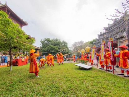 Vào Hoàng cung Huế xem lễ dựng cây nêu ngày Tết