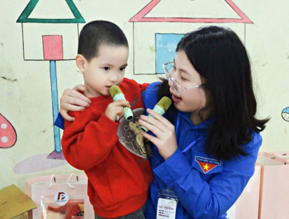  - Sinh viên ĐH Hồng Đức mang xuân ấm áp đến trẻ mồ côi chùa Hồi Long