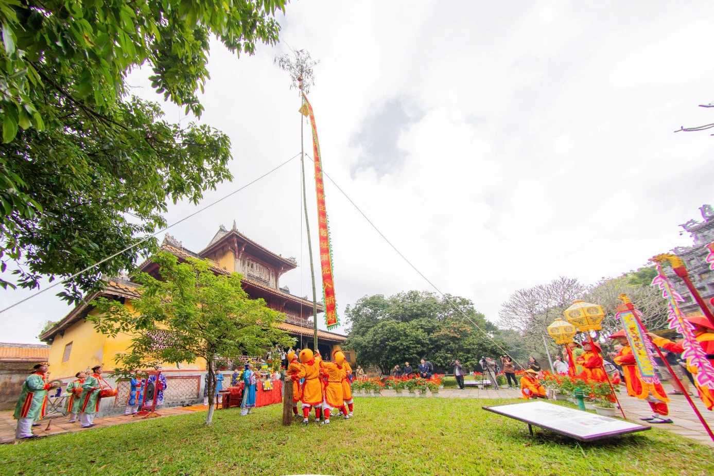 Vào Hoàng cung Huế xem lễ dựng cây nêu ngày Tết - 6