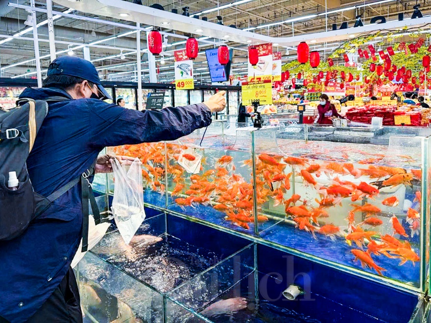 Hành trình ‘về chầu Ngọc Hoàng’ của Thần bếp: Chợ truyền thống trầm lắng, người dân ‘thắt lưng buộc bụng’ - 11