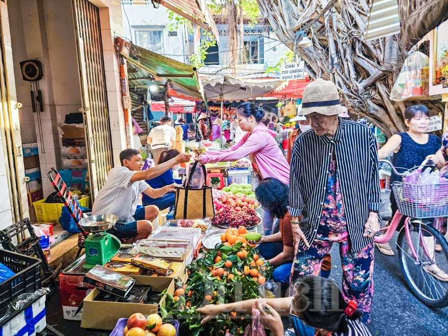 Hành trình ‘về chầu Ngọc Hoàng’ của Thần bếp: Chợ truyền thống trầm lắng, người dân ‘thắt lưng buộc bụng’ - 3